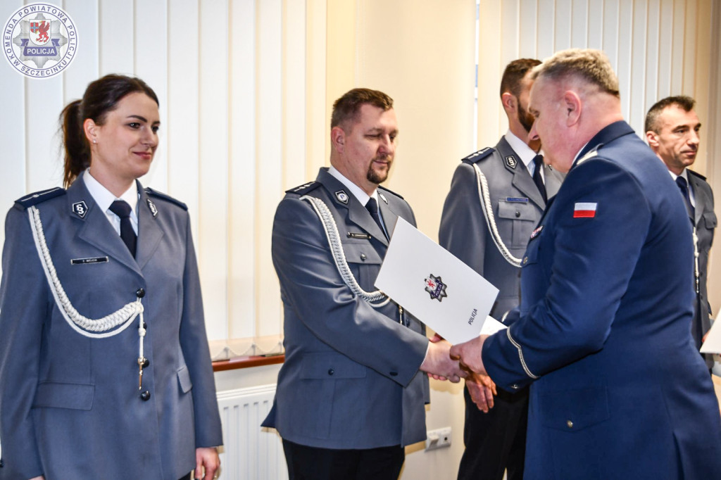 Uznanie za trud i zaangażowanie. Szczecineccy policjanci z awansami