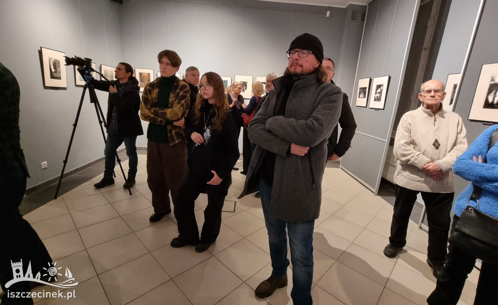 Fotografie Beksińskiego w Muzeum Regionalnym w Szczecinku – 62 unikalne prace pełne tajemnicy i niepokoju.