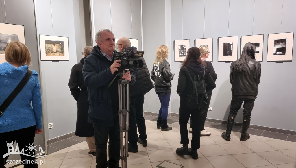 Fotografie Beksińskiego w Muzeum Regionalnym w Szczecinku – 62 unikalne prace pełne tajemnicy i niepokoju.