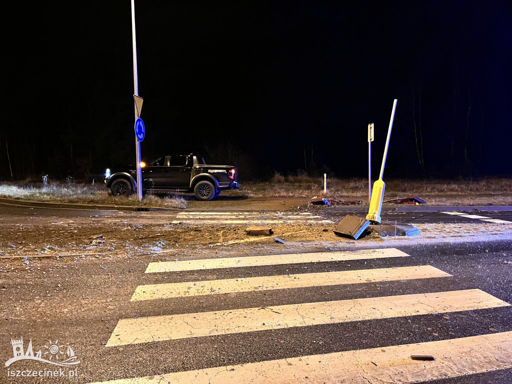 Wypadek w Szczecinku. Koparka spadła z lawety na rondzie Leśnym