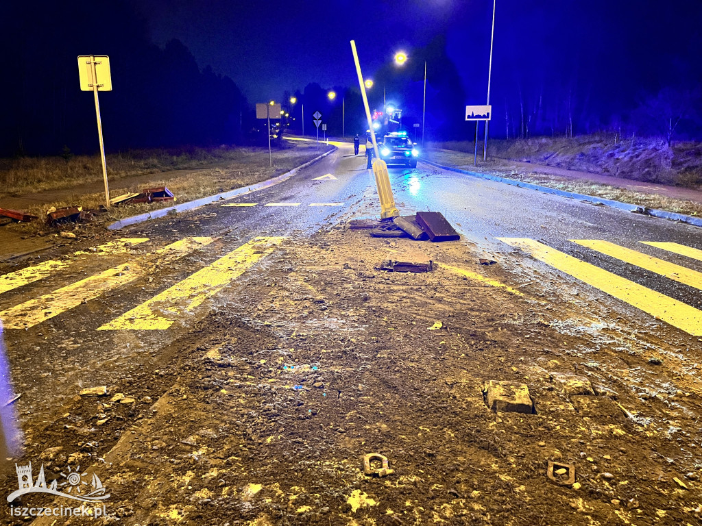 Wypadek w Szczecinku. Koparka spadła z lawety na rondzie Leśnym