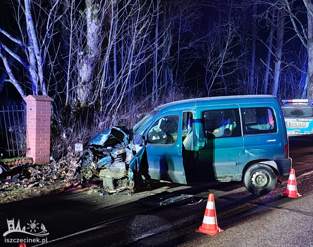 Pijany kierowca rozbił się na ogrodzeniu cmentarza [ZDJĘCIA]