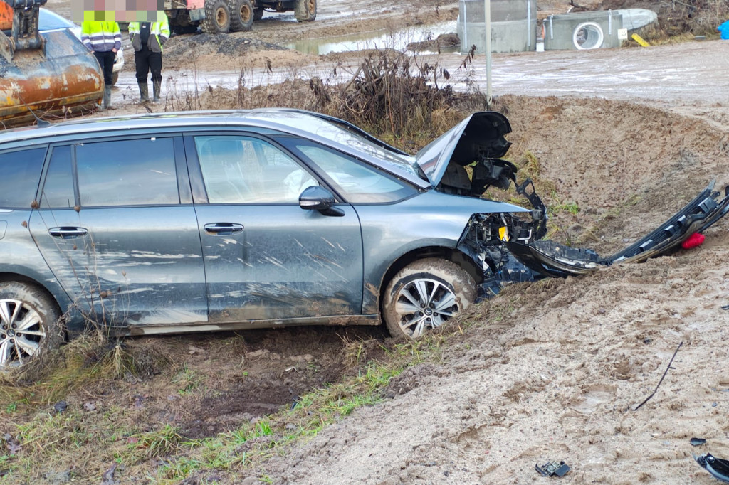 Czołowe zderzenie dwóch aut w Pietrzykowie. Droga zablokowana, jedna osoba trafiła do szpitala.