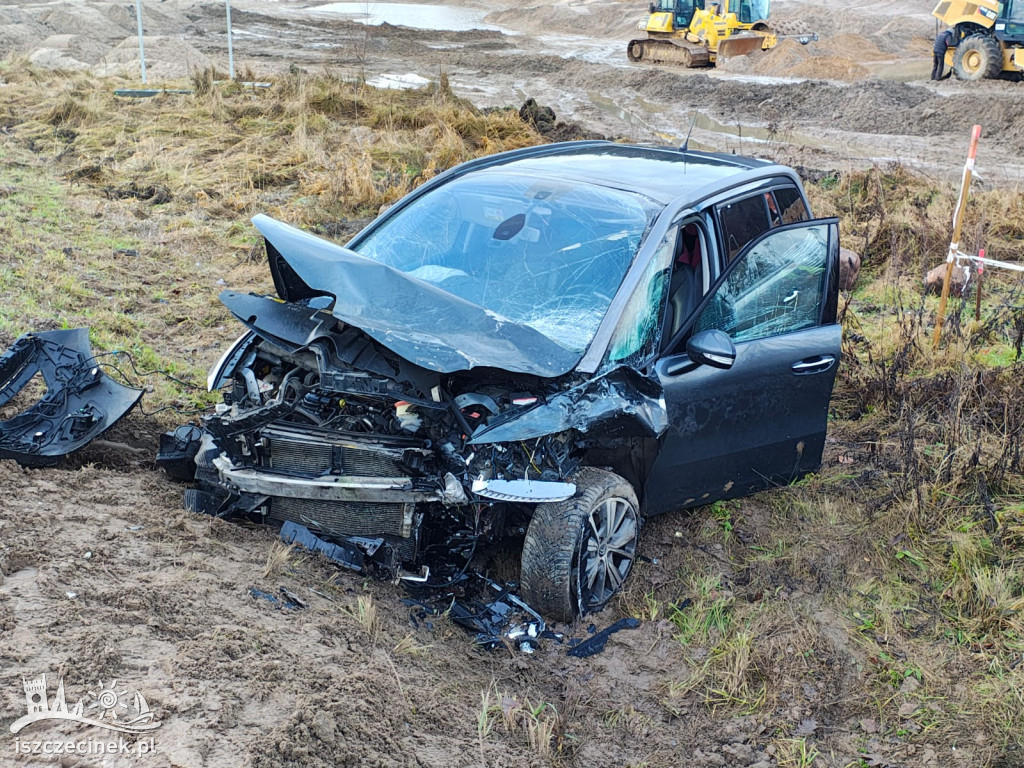 Czołowe zderzenie dwóch aut w Pietrzykowie. Droga zablokowana, jedna osoba trafiła do szpitala.