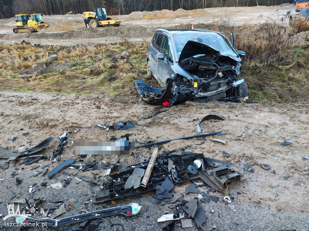 Czołowe zderzenie dwóch aut w Pietrzykowie. Droga zablokowana, jedna osoba trafiła do szpitala.