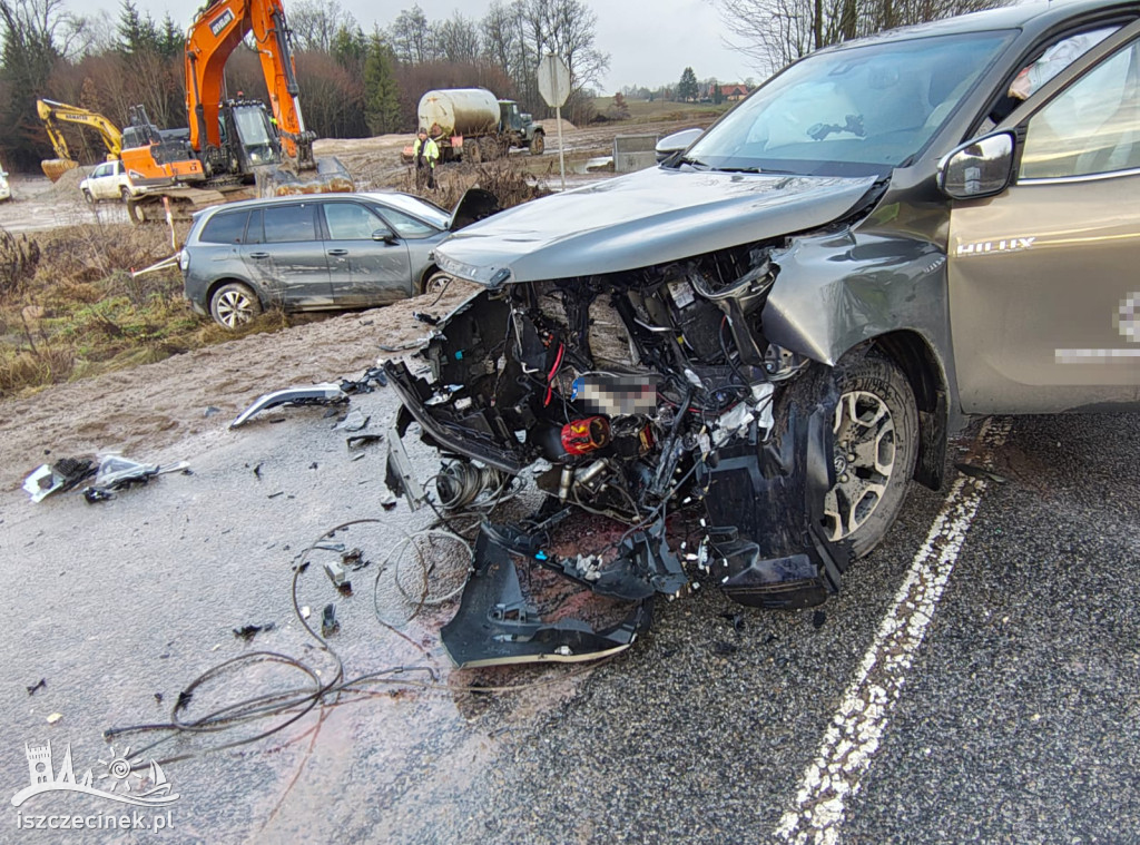 Czołowe zderzenie dwóch aut w Pietrzykowie. Droga zablokowana, jedna osoba trafiła do szpitala.