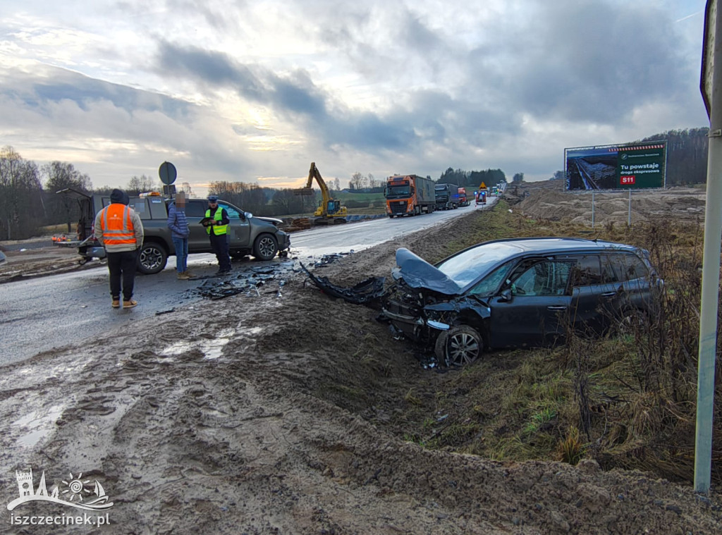 Czołowe zderzenie dwóch aut w Pietrzykowie. Droga zablokowana, jedna osoba trafiła do szpitala.