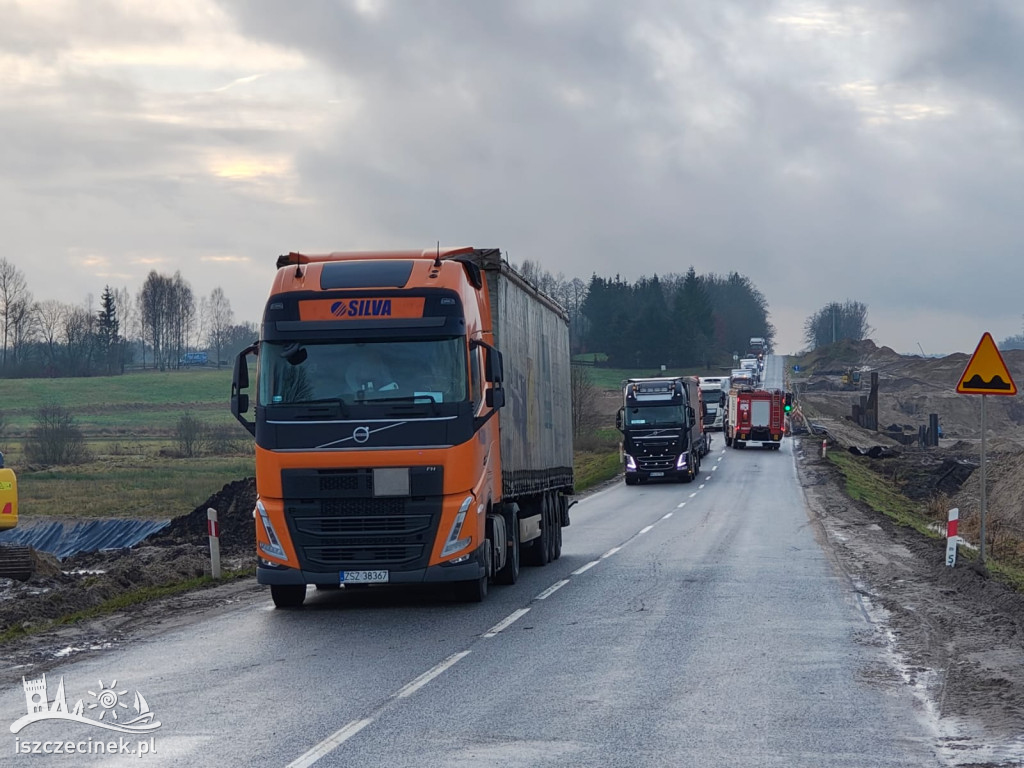 Czołowe zderzenie dwóch aut w Pietrzykowie. Droga zablokowana, jedna osoba trafiła do szpitala.