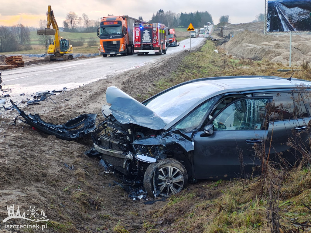 Czołowe zderzenie dwóch aut w Pietrzykowie. Droga zablokowana, jedna osoba trafiła do szpitala.