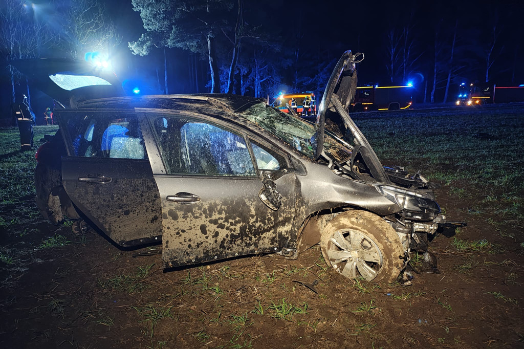 Samochód wypadł z drogi i koziołkował na DK20.