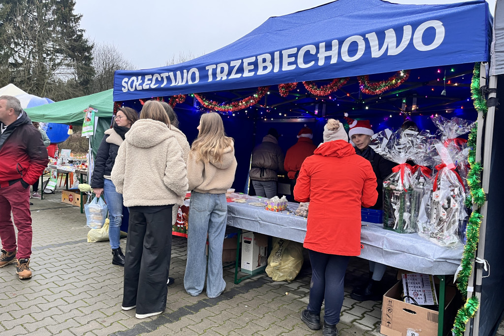 Kiermasz w Sporem przyciągnął tłumy! Świąteczna atmosfera, potrawy i atrakcje dla dzieci.