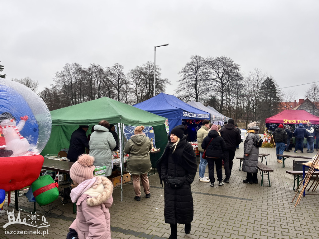 Kiermasz w Sporem przyciągnął tłumy! Świąteczna atmosfera, potrawy i atrakcje dla dzieci.