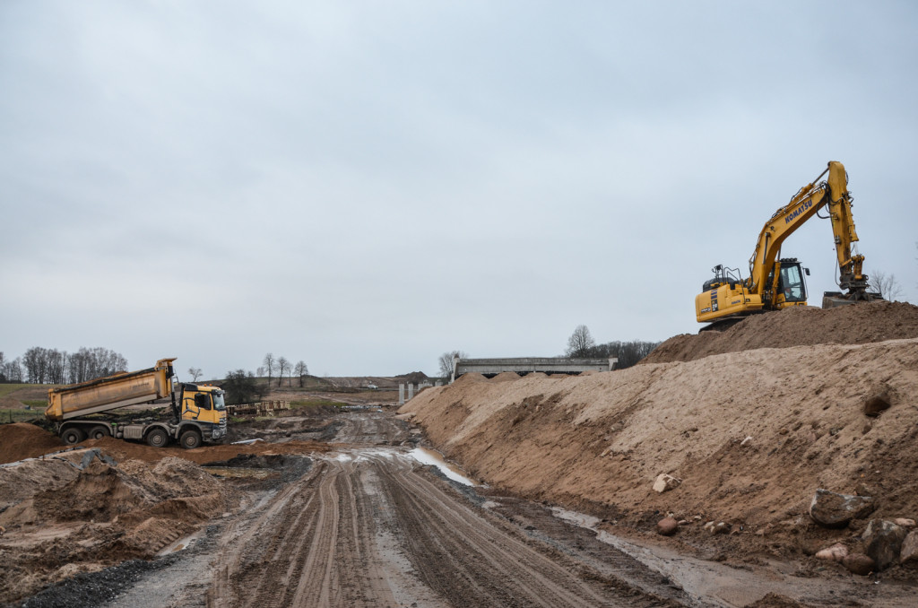 Budowa S11 Bobolice-Szczecinek idzie pełną parą. Drogowcy opublikowali najnowsze zdjęcia prac.