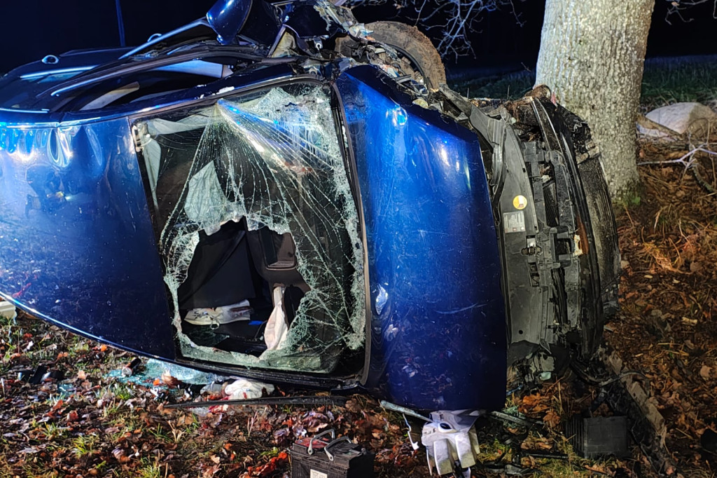 Wypadek w Parchlinie: Volkswagen uderzył w drzewo.