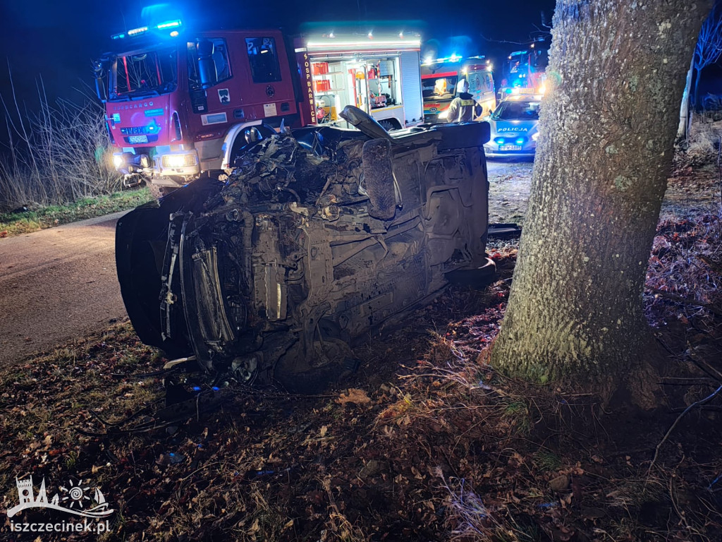 Wypadek w Parchlinie: Volkswagen uderzył w drzewo.