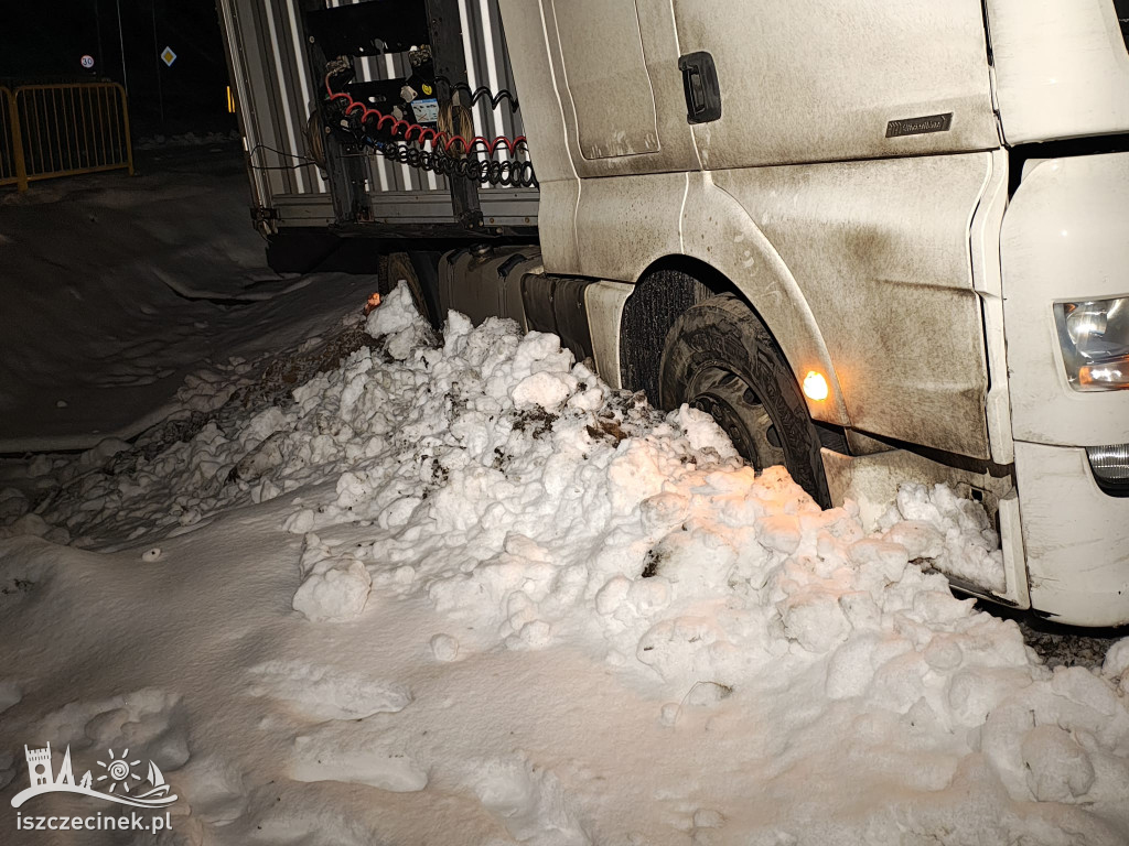 Zima nie odpuszcza – kilkunastotonowy skład w rowie na ul. Pilskiej!