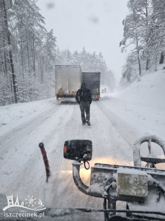 Atak zimy w regionie. Utrudnienia na drogach, brak prądu ZDJĘCIA, WIDEO