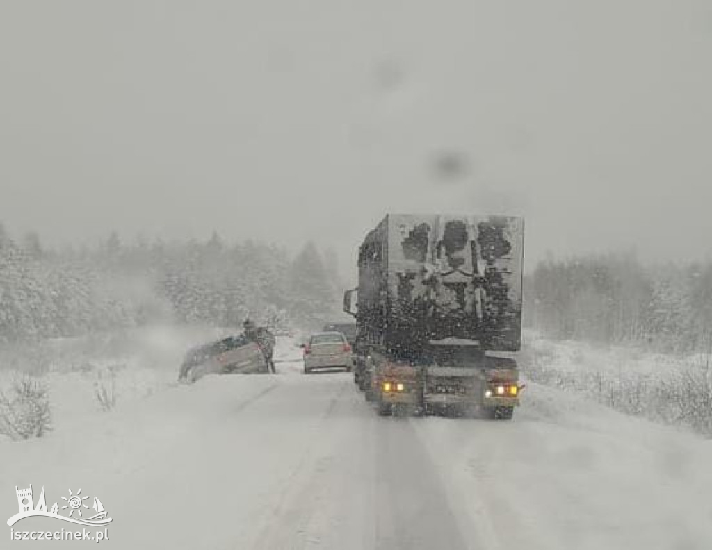 Atak zimy w regionie. Utrudnienia na drogach, brak prądu ZDJĘCIA, WIDEO