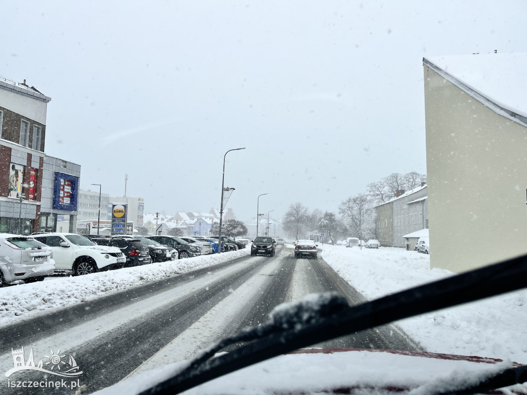 Atak zimy w regionie. Utrudnienia na drogach, brak prądu ZDJĘCIA, WIDEO