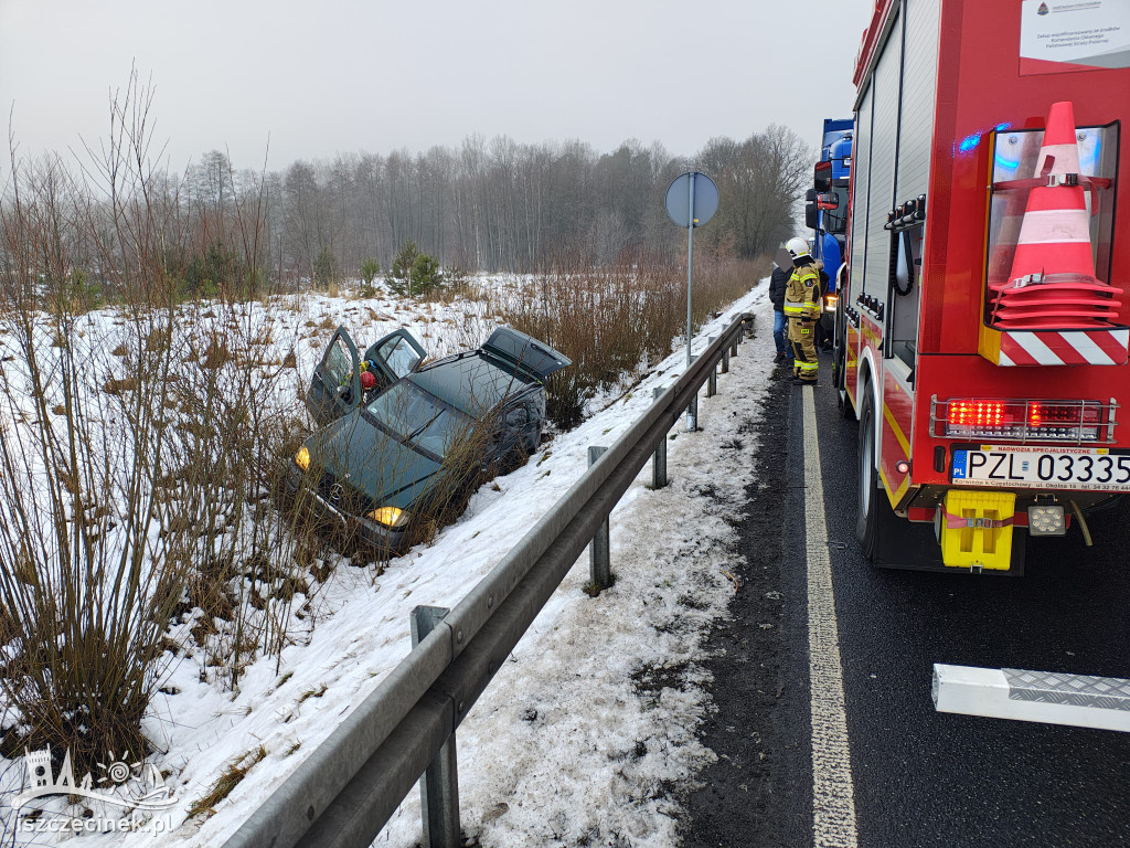 Mercedes w rowie na DK11