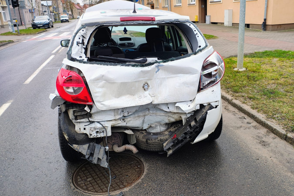 Kierowca dostawczaka zagapił się i uderzył w tył osobówki ZDJĘCIA