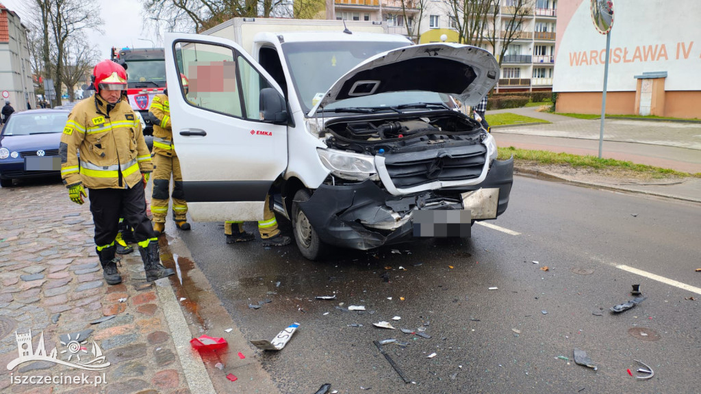 Kierowca dostawczaka zagapił się i uderzył w tył osobówki ZDJĘCIA