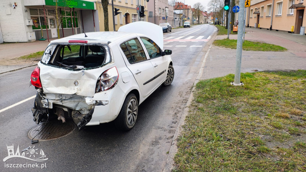 Kierowca dostawczaka zagapił się i uderzył w tył osobówki ZDJĘCIA