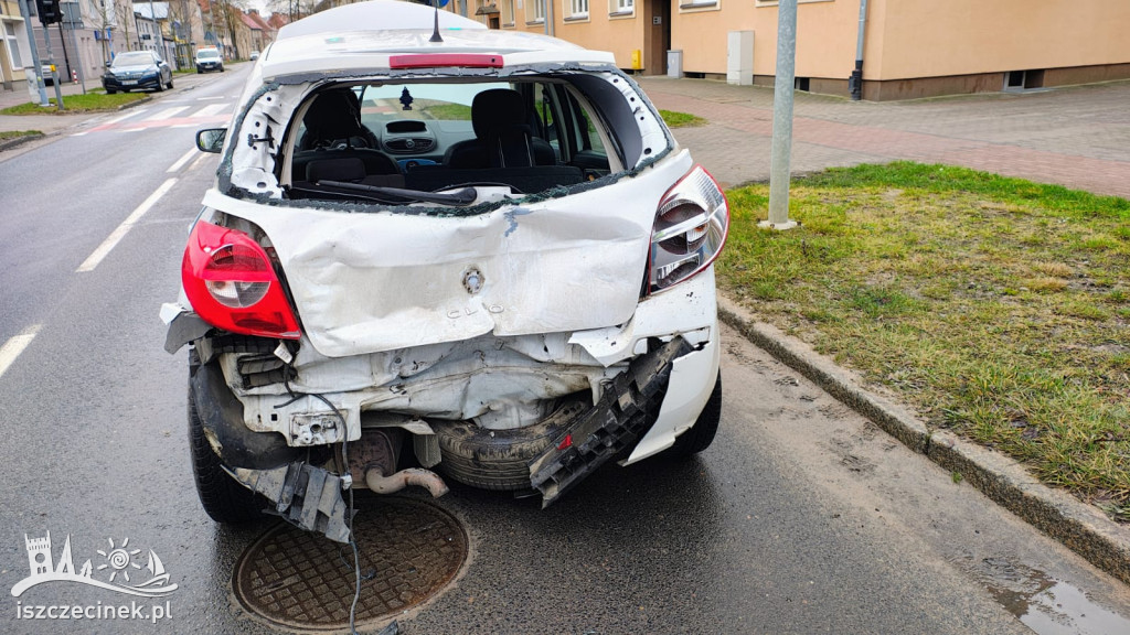 Kierowca dostawczaka zagapił się i uderzył w tył osobówki ZDJĘCIA