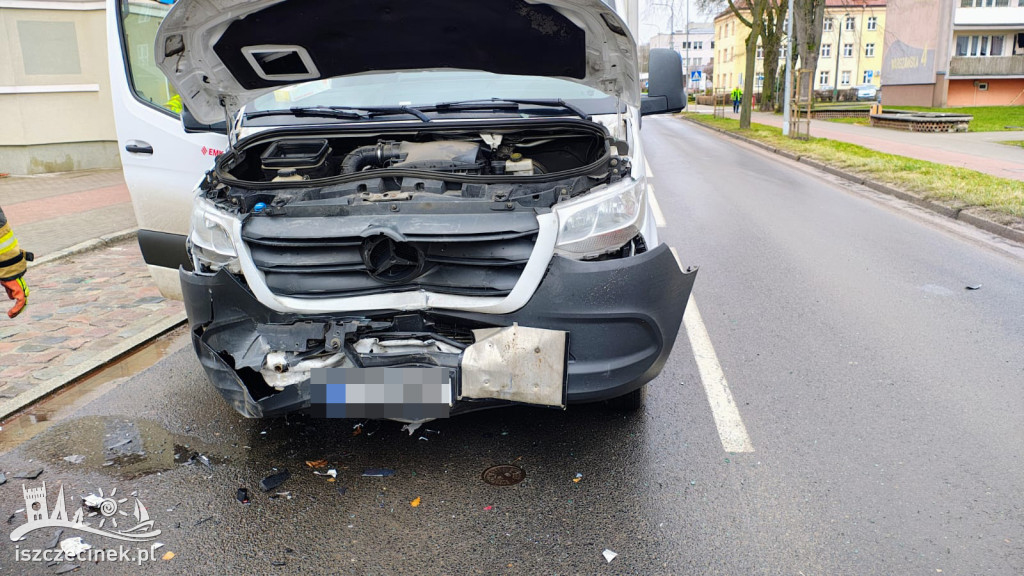 Kierowca dostawczaka zagapił się i uderzył w tył osobówki ZDJĘCIA