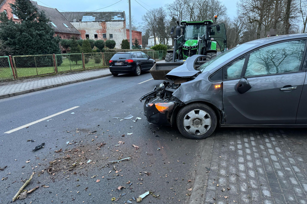 Opel wyprzedzał ciągnik, który skręcał w lewo – doszło do kolizji. Na szczęście nikt nie ucierpiał.