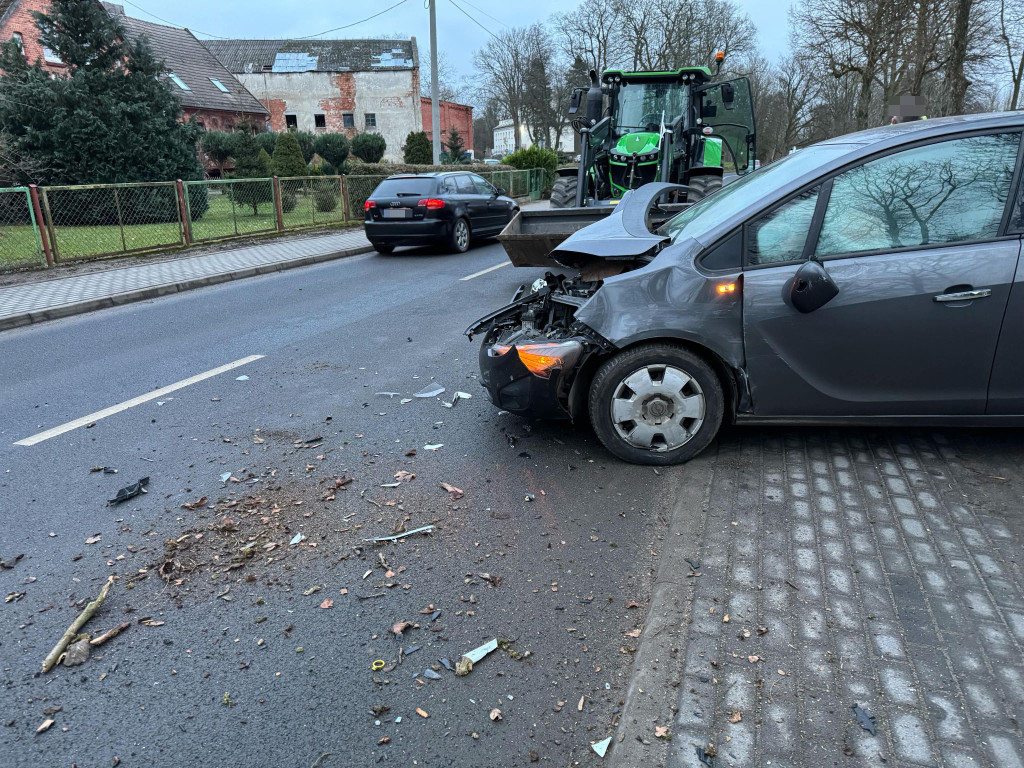 Opel wyprzedzał ciągnik, który skręcał w lewo – doszło do kolizji. Na szczęście nikt nie ucierpiał.