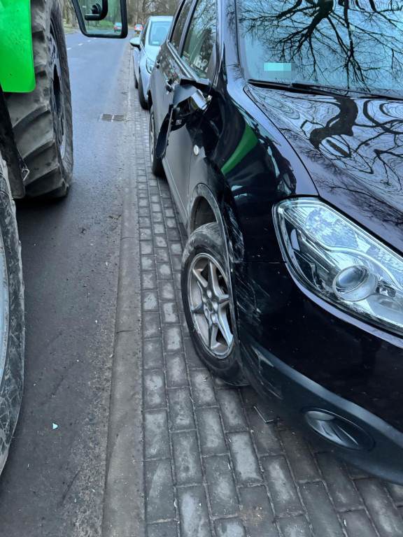 Opel wyprzedzał ciągnik, który skręcał w lewo – doszło do kolizji. Na szczęście nikt nie ucierpiał.