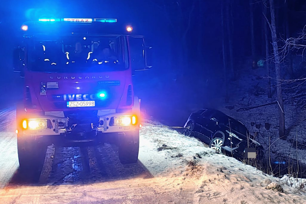 Poślizg na oblodzonej drodze. Toyota w rowie