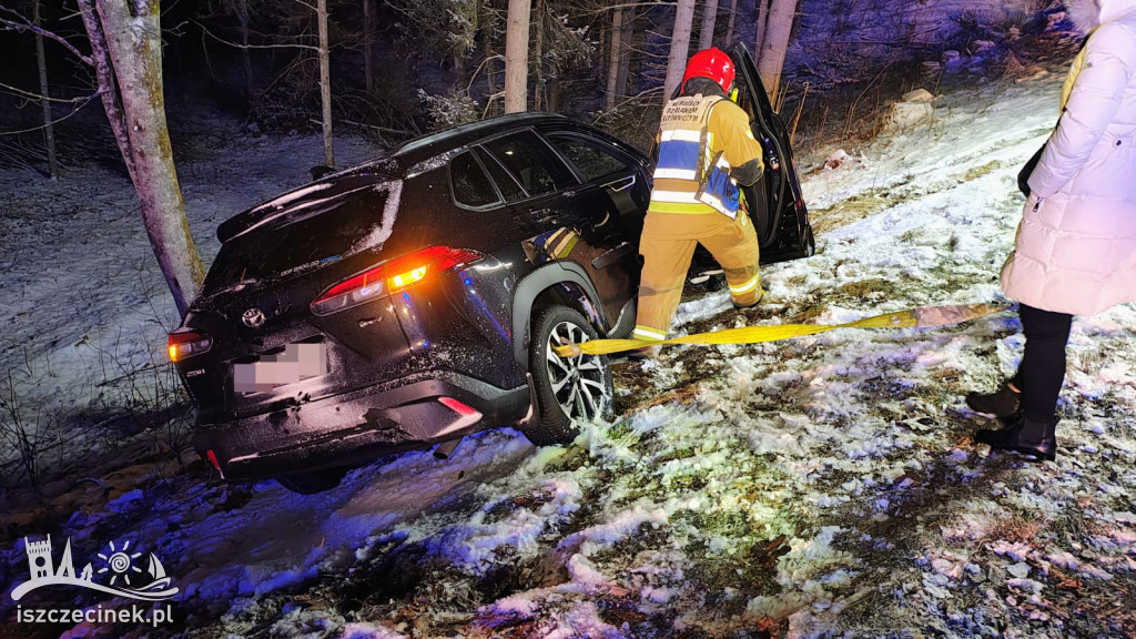 Poślizg na oblodzonej drodze. Toyota w rowie