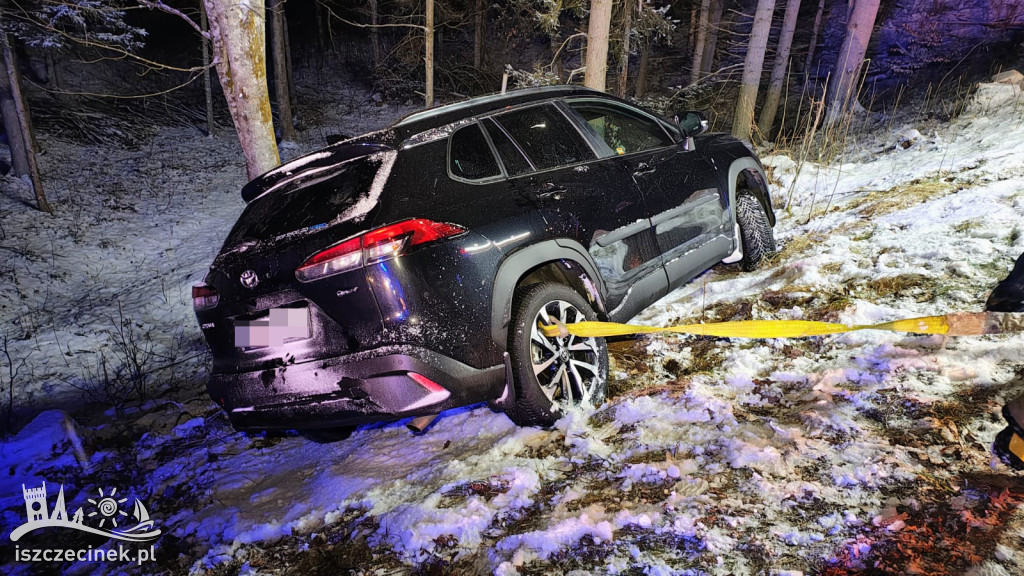 Poślizg na oblodzonej drodze. Toyota w rowie