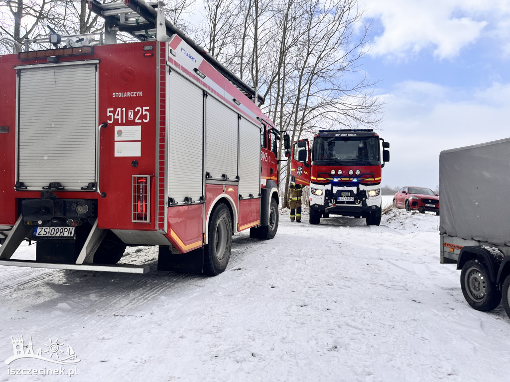 Pożar na wyspie! Strażacy pokonują lód, by dotrzeć na miejsce