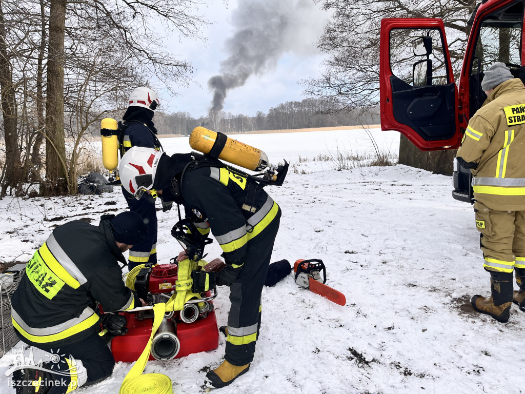 Pożar na wyspie! Strażacy pokonują lód, by dotrzeć na miejsce