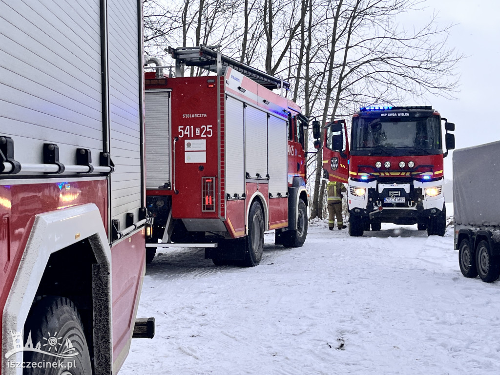 Pożar na wyspie! Strażacy pokonują lód, by dotrzeć na miejsce