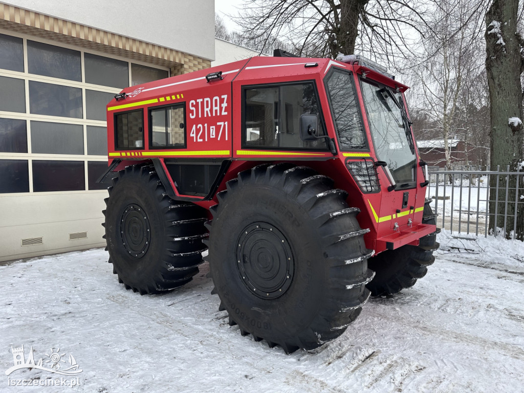 Pożar na wyspie! Strażacy pokonują lód, by dotrzeć na miejsce