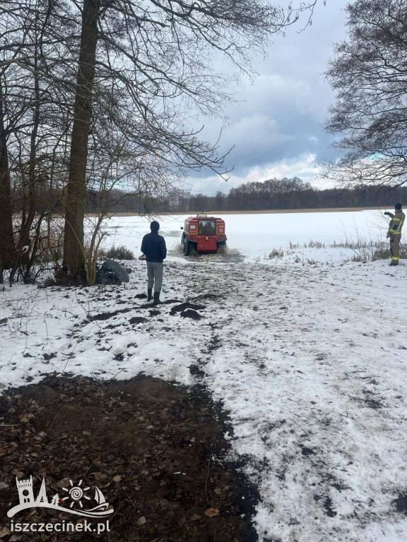 Pożar na wyspie! Strażacy pokonują lód, by dotrzeć na miejsce