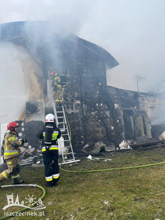 Pożar na wyspie! Strażacy pokonują lód, by dotrzeć na miejsce