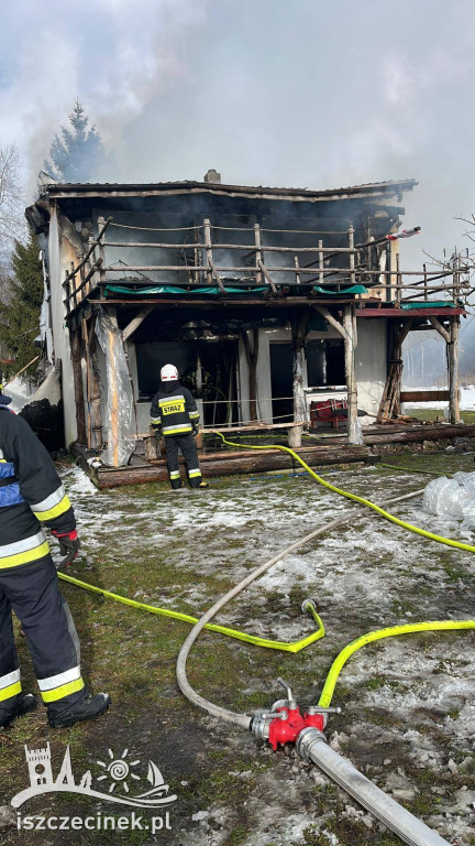 Pożar na wyspie! Strażacy pokonują lód, by dotrzeć na miejsce