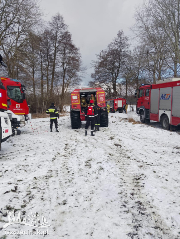 Pożar na wyspie! Strażacy pokonują lód, by dotrzeć na miejsce