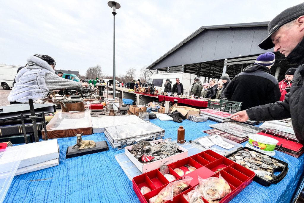 Lutowy pchli targ w Szczecinku przyciągnął tłumy