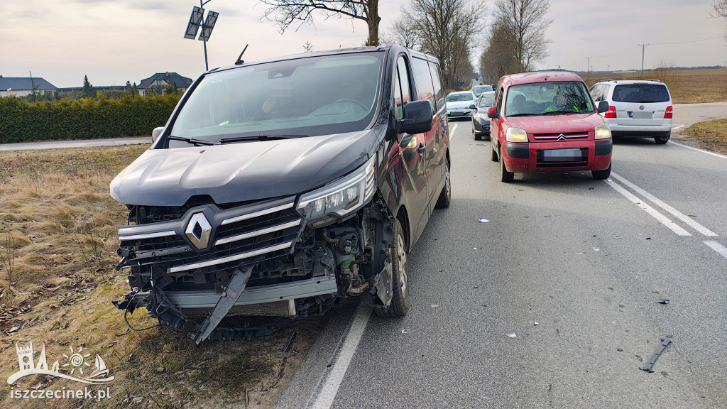 Wymuszenie pierwszeństwa na DW172. Zderzenie busa i ciężarówki