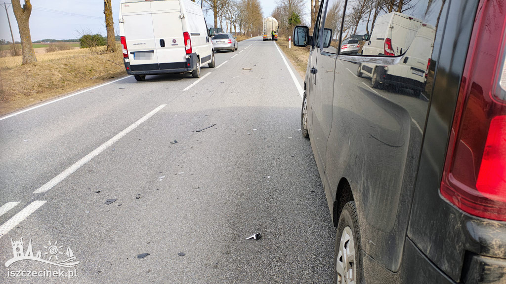 Wymuszenie pierwszeństwa na DW172. Zderzenie busa i ciężarówki