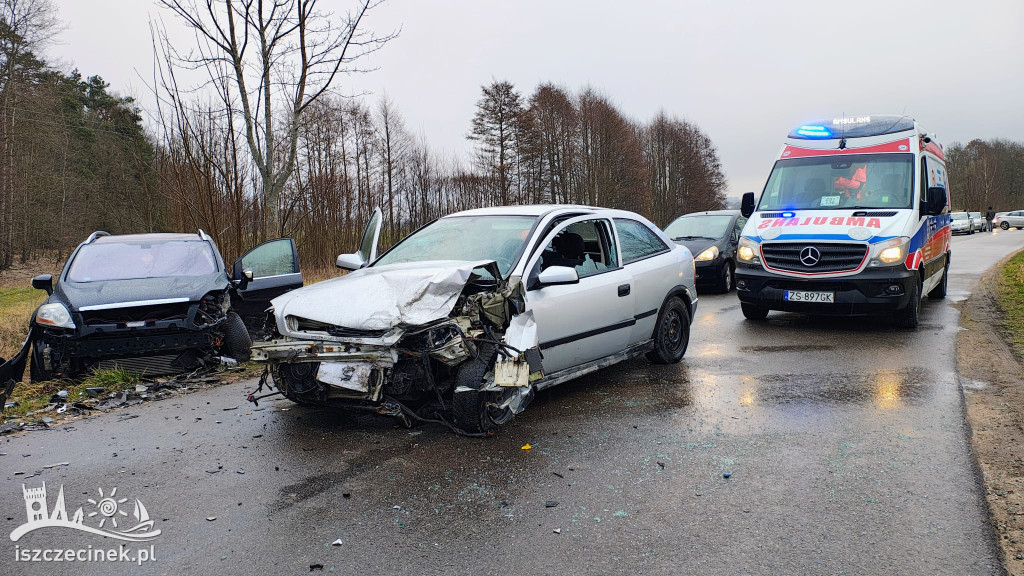 Groźny wypadek pod Barwicami! Czołowe zderzenie dwóch aut, dwie osoby ranne.