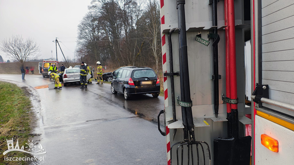 Groźny wypadek pod Barwicami! Czołowe zderzenie dwóch aut, dwie osoby ranne.