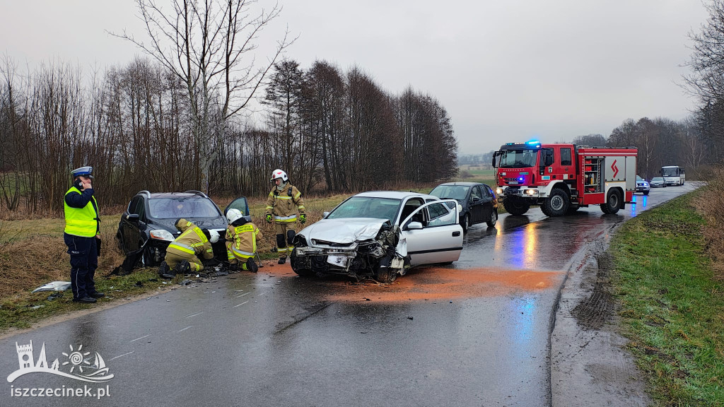 Groźny wypadek pod Barwicami! Czołowe zderzenie dwóch aut, dwie osoby ranne.