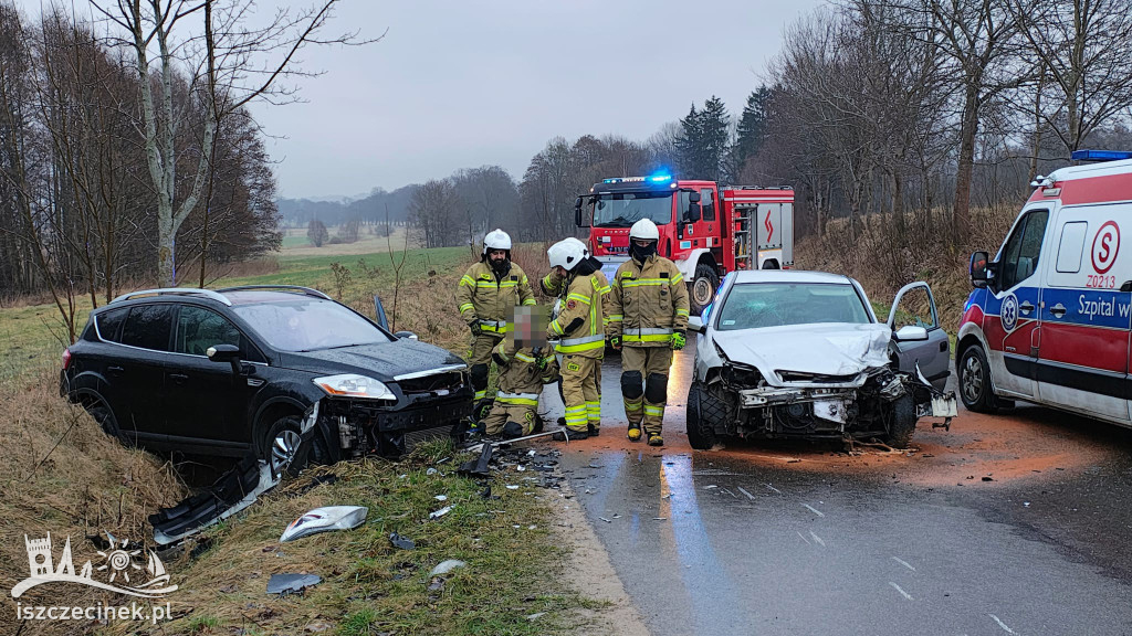 Groźny wypadek pod Barwicami! Czołowe zderzenie dwóch aut, dwie osoby ranne.